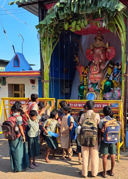 enfants devant ganesh