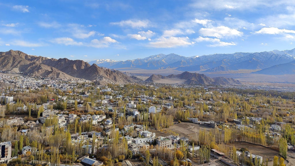 Paysage montagneux du Ladakh avec monastère himalayen
